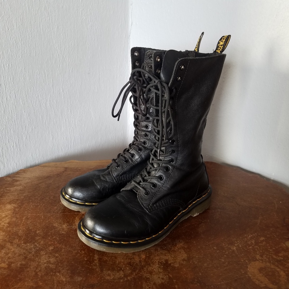Dr. Martens 1B99 boots